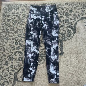 Lululemon black & white rose pattern leggings size 6